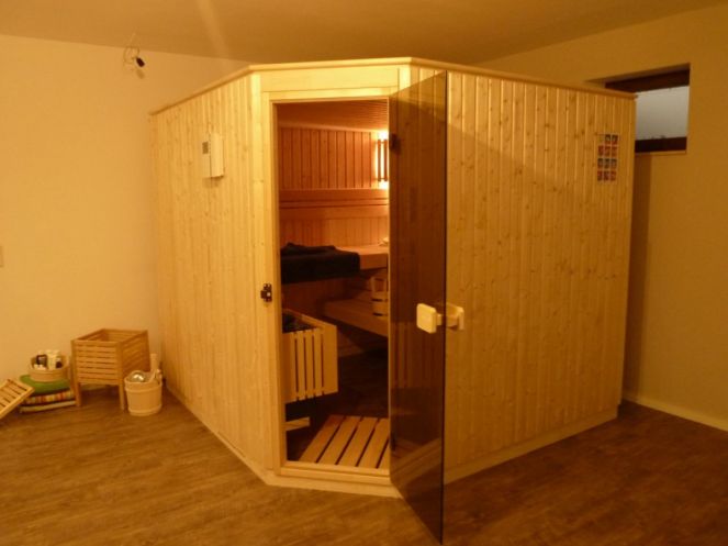 Projekt 13: Sauna 5 Eck Premium mit Schattenfuge innen und Dachkranz außen, Dämmmateriel aus Hanf 2,34 x 2,26 Bi-O Saunaofen mit Sole Salzverdampfer, Ergonomiche Kopfstütze